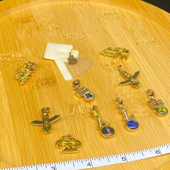 Set of 9 gold plated charms and one 1/5g 10k gold charm with a total wt of 24g - Picture 3 of 16
